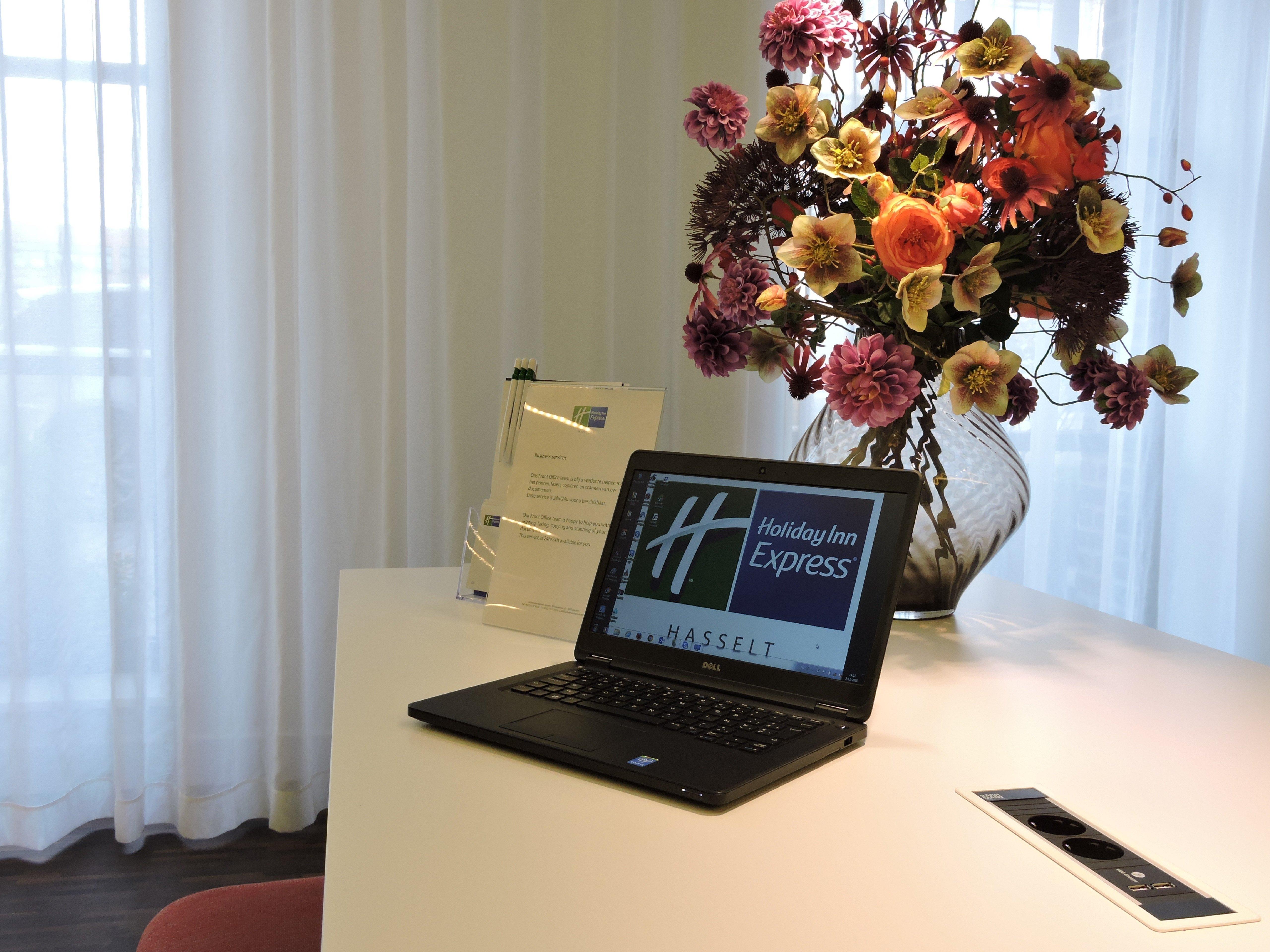 Holiday Inn Express Hasselt By Ihg Экстерьер фото