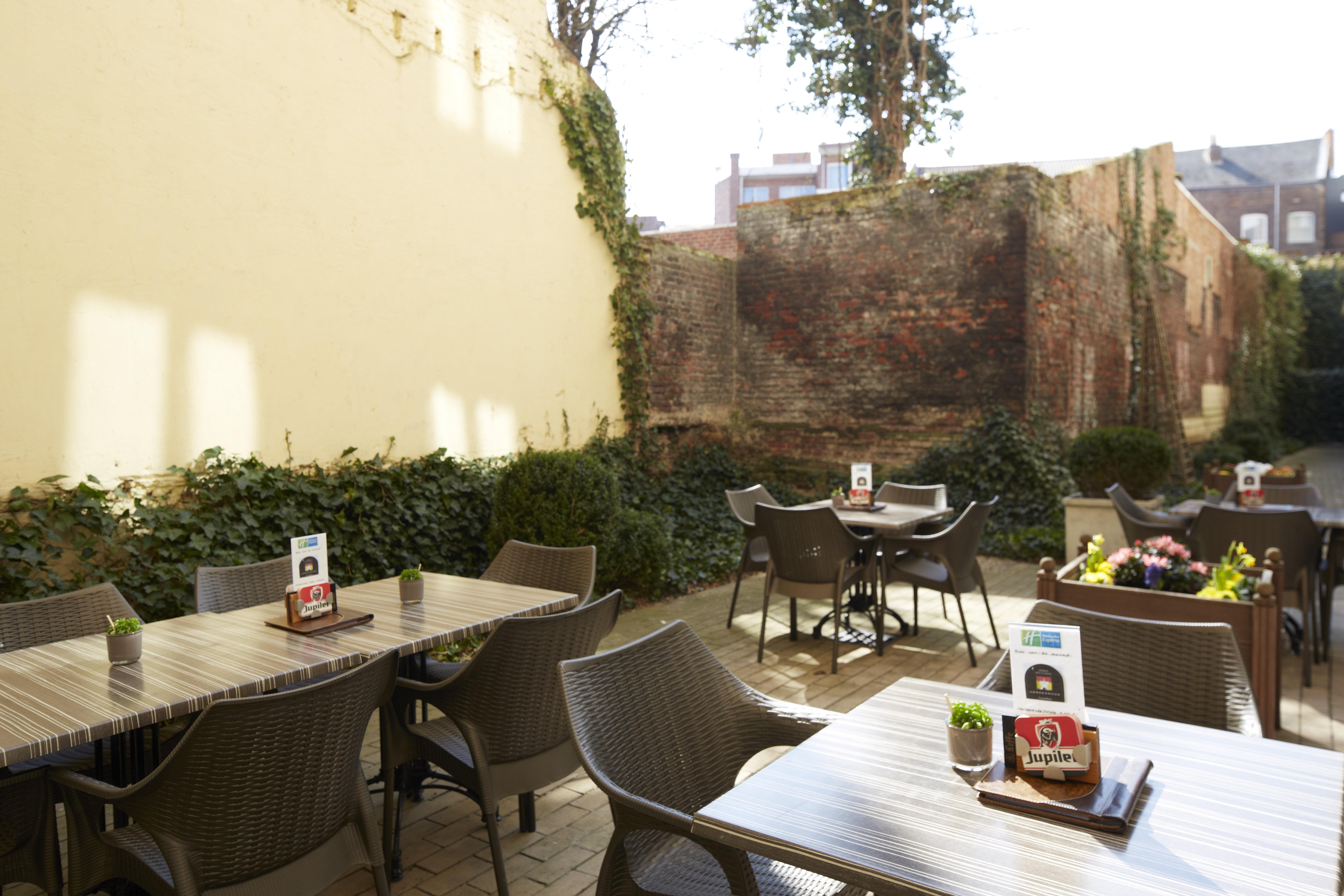 Holiday Inn Express Hasselt By Ihg Экстерьер фото