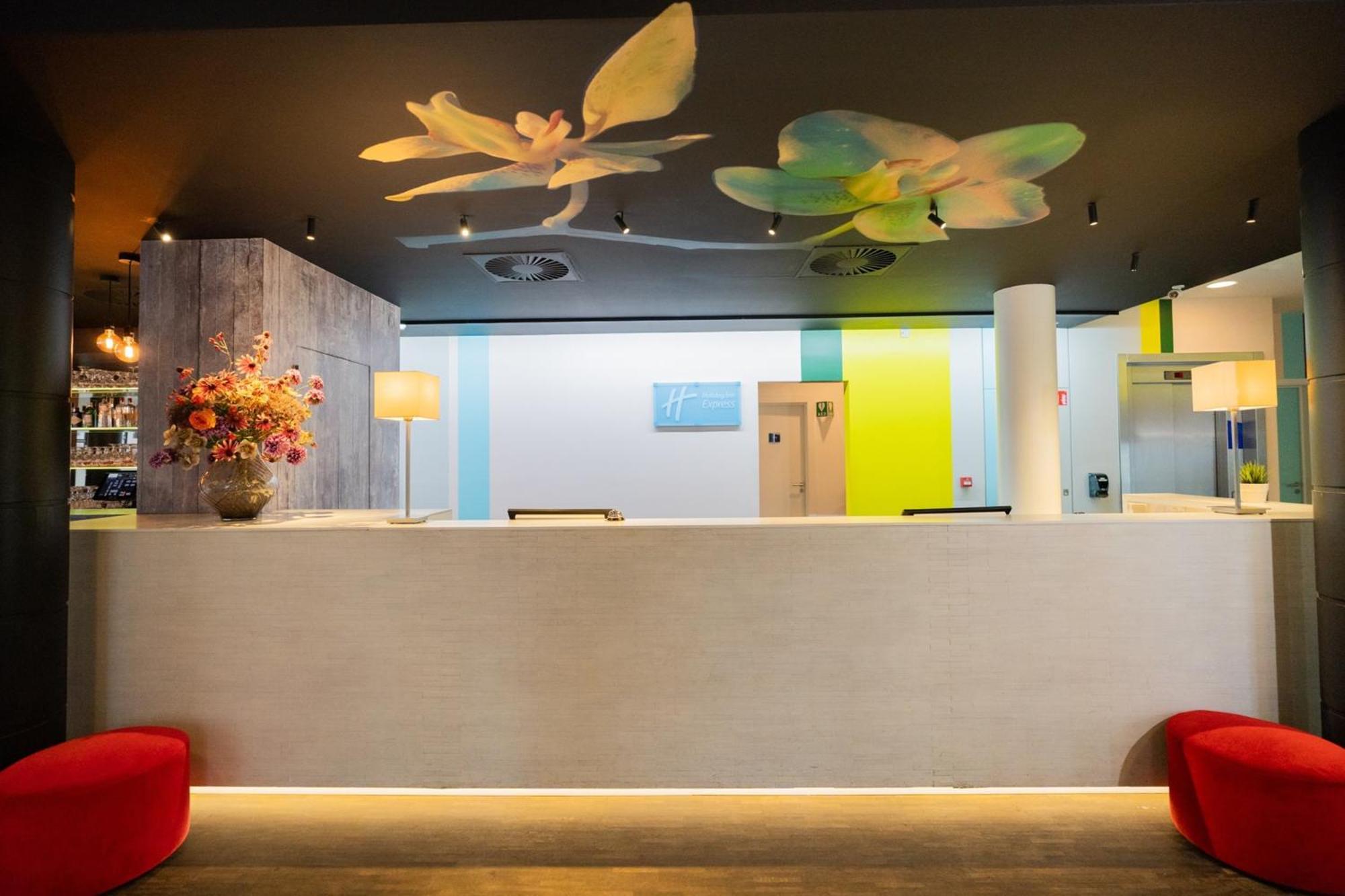 Holiday Inn Express Hasselt By Ihg Экстерьер фото