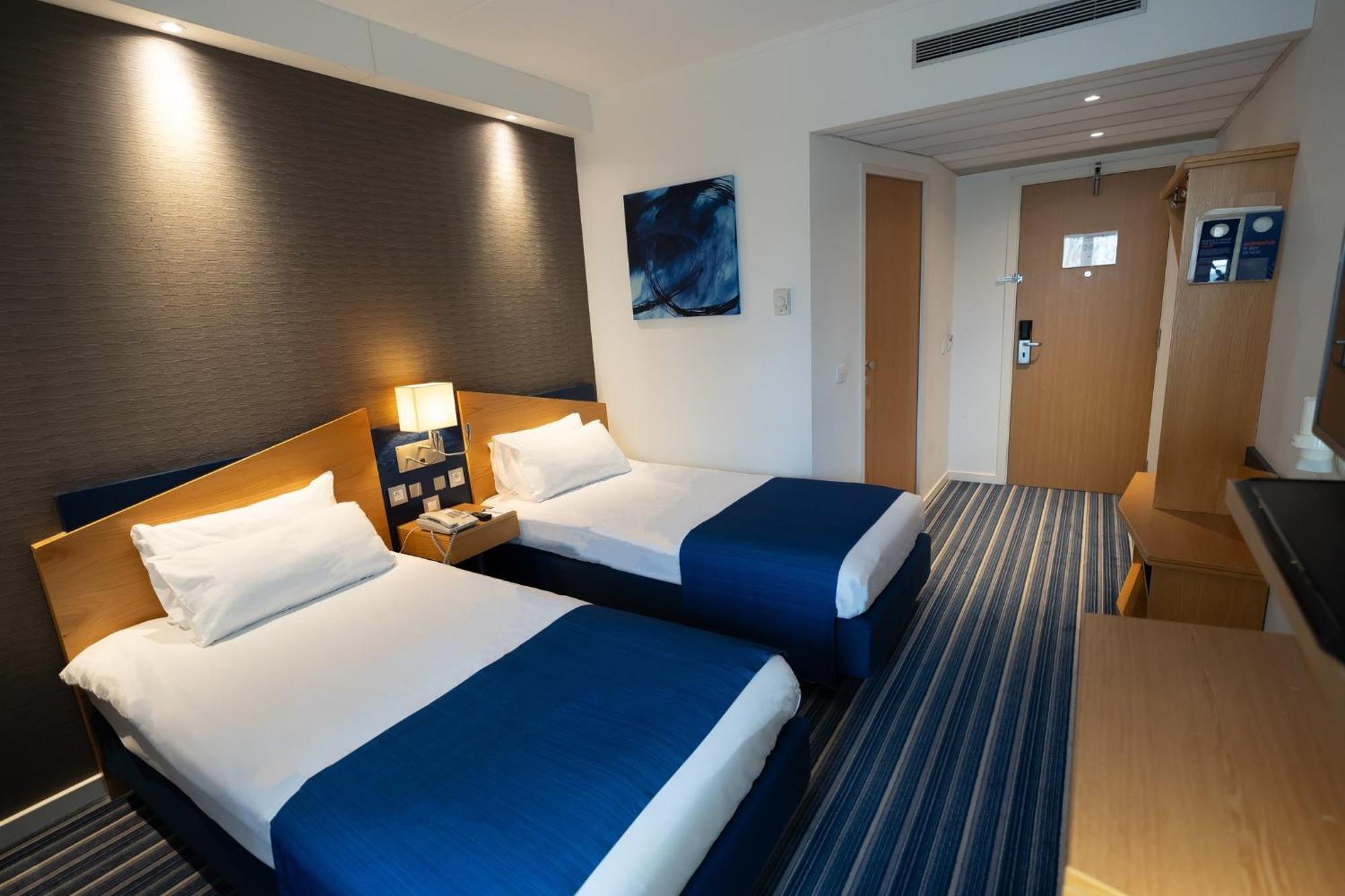 Holiday Inn Express Hasselt By Ihg Экстерьер фото