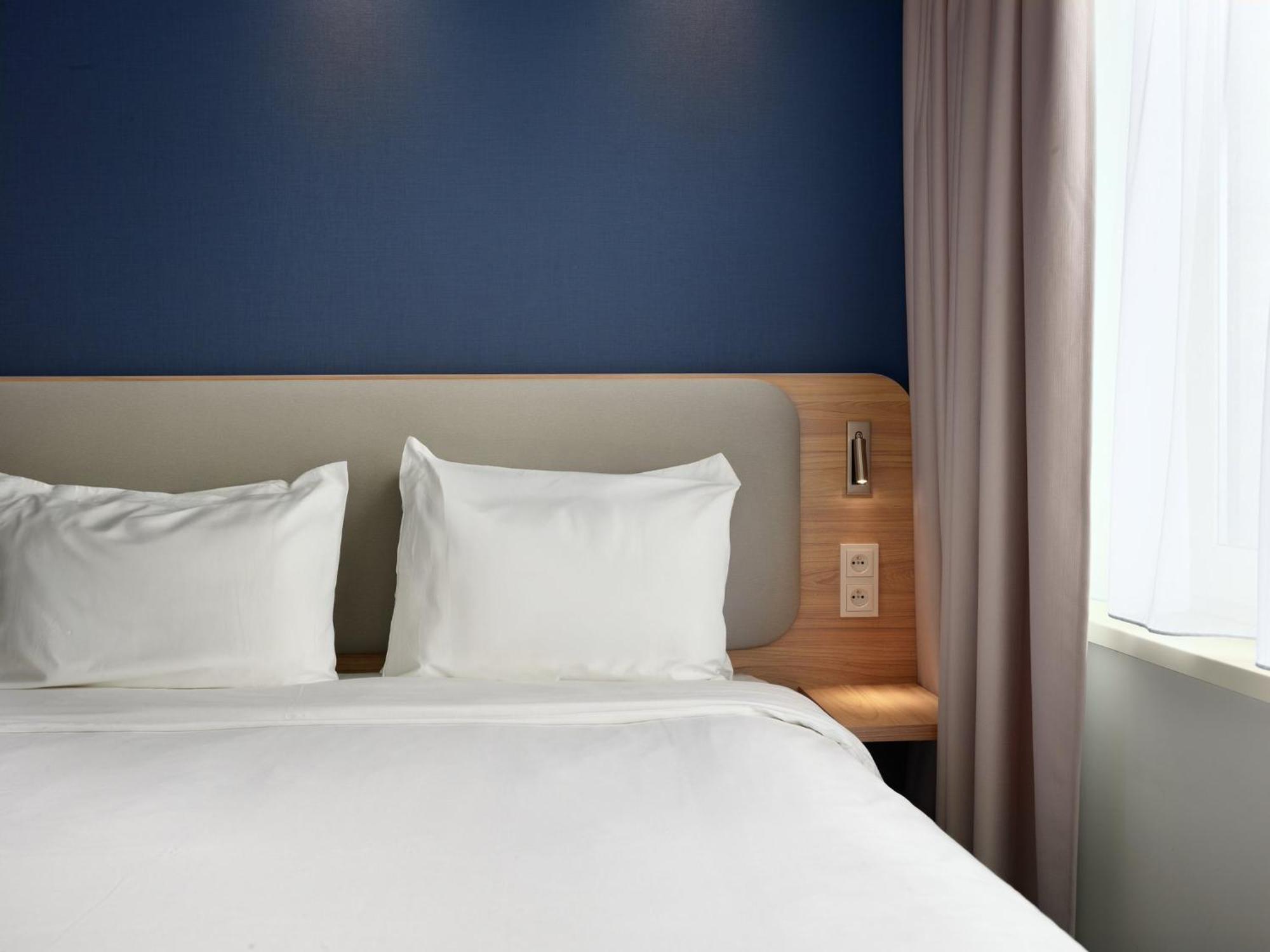 Holiday Inn Express Hasselt By Ihg Экстерьер фото