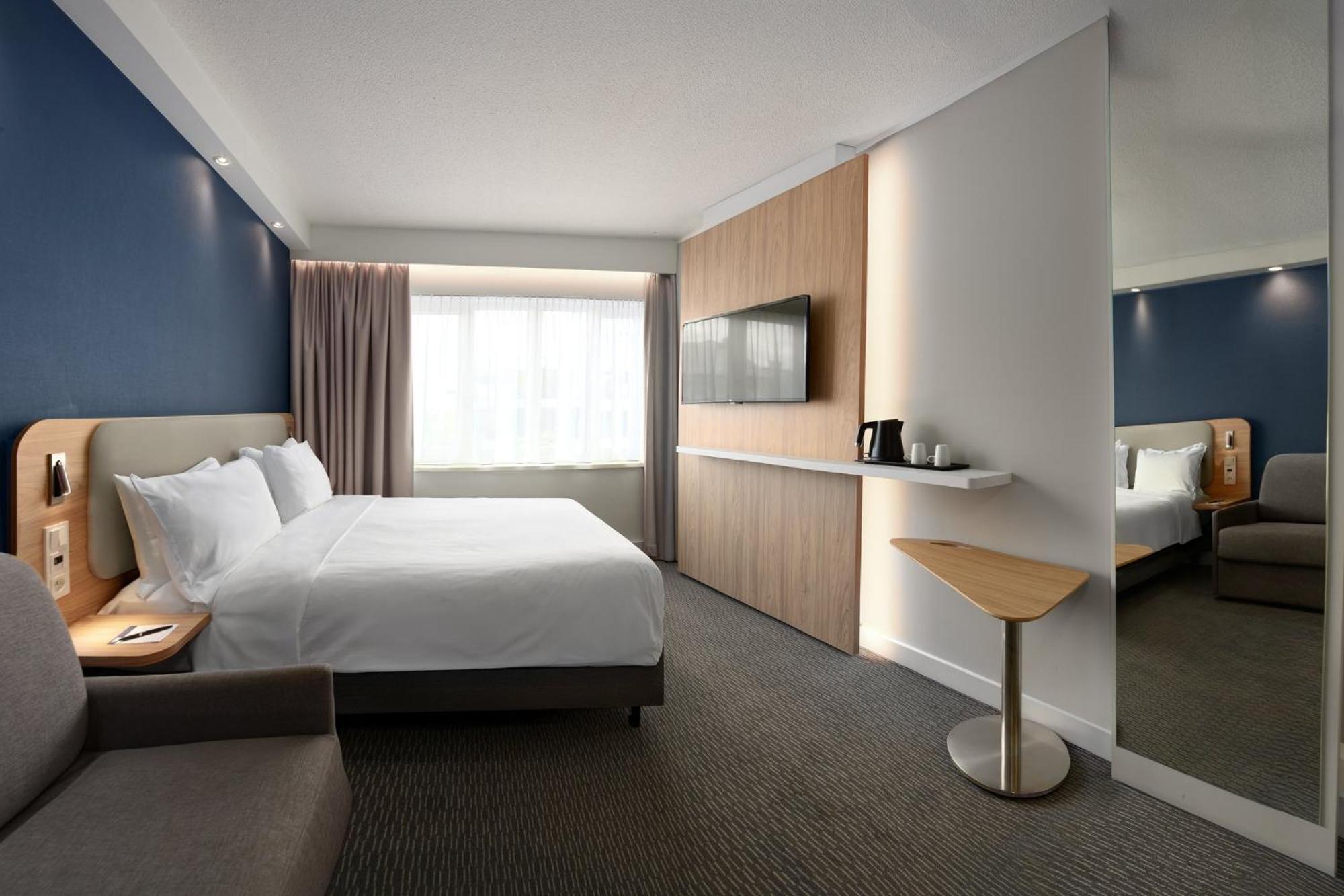 Holiday Inn Express Hasselt By Ihg Экстерьер фото