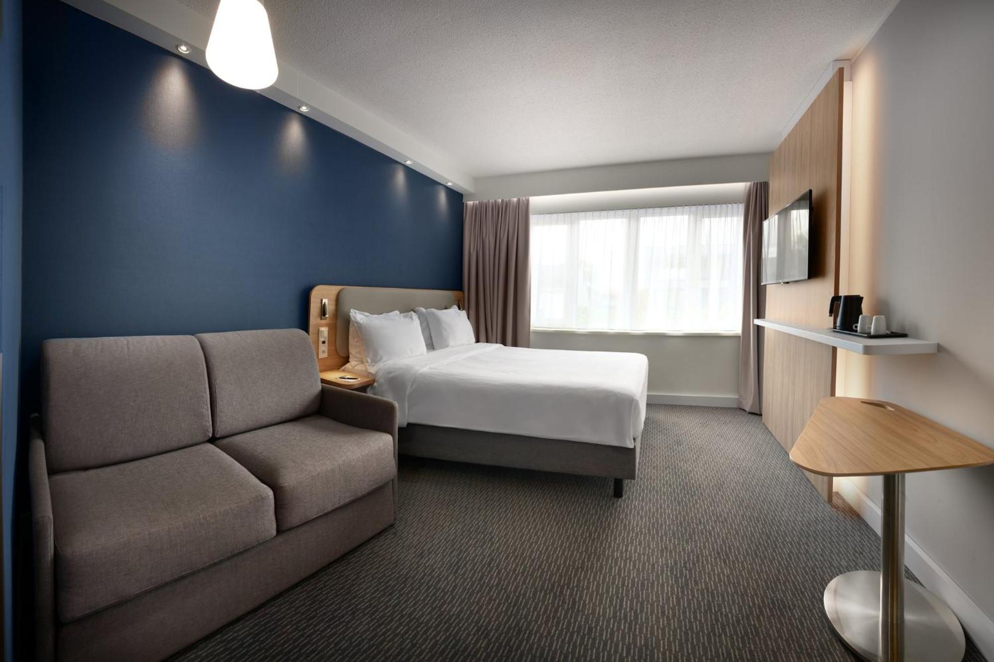 Holiday Inn Express Hasselt By Ihg Экстерьер фото