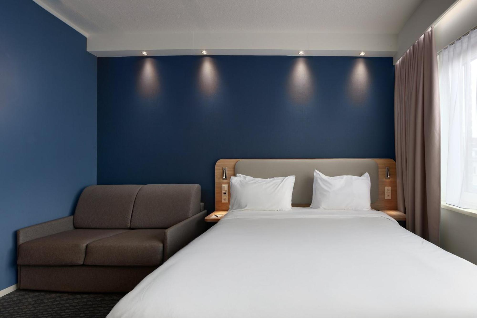 Holiday Inn Express Hasselt By Ihg Экстерьер фото