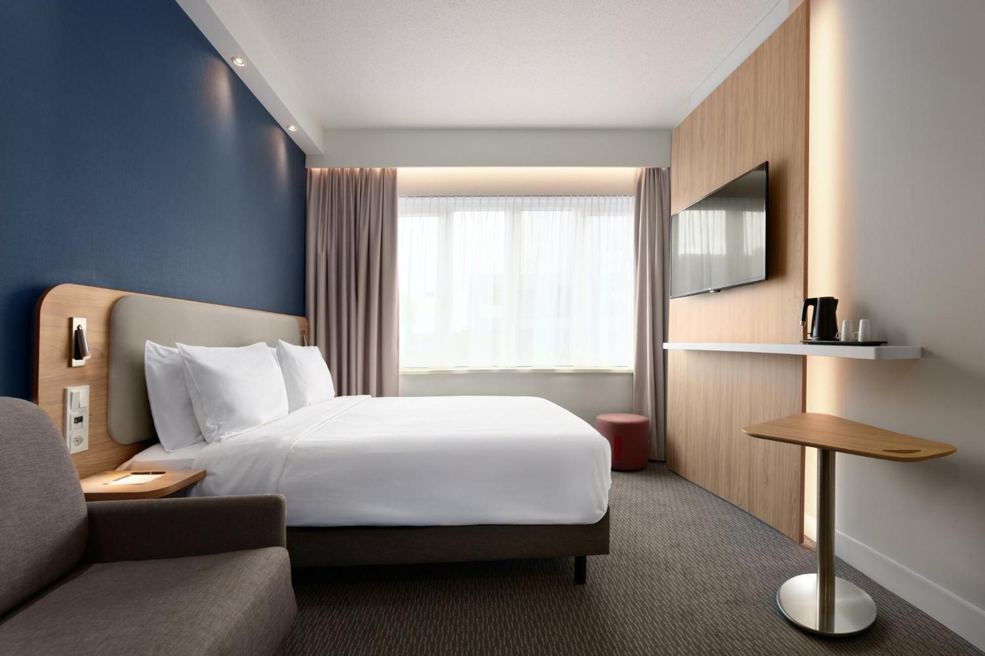 Holiday Inn Express Hasselt By Ihg Экстерьер фото