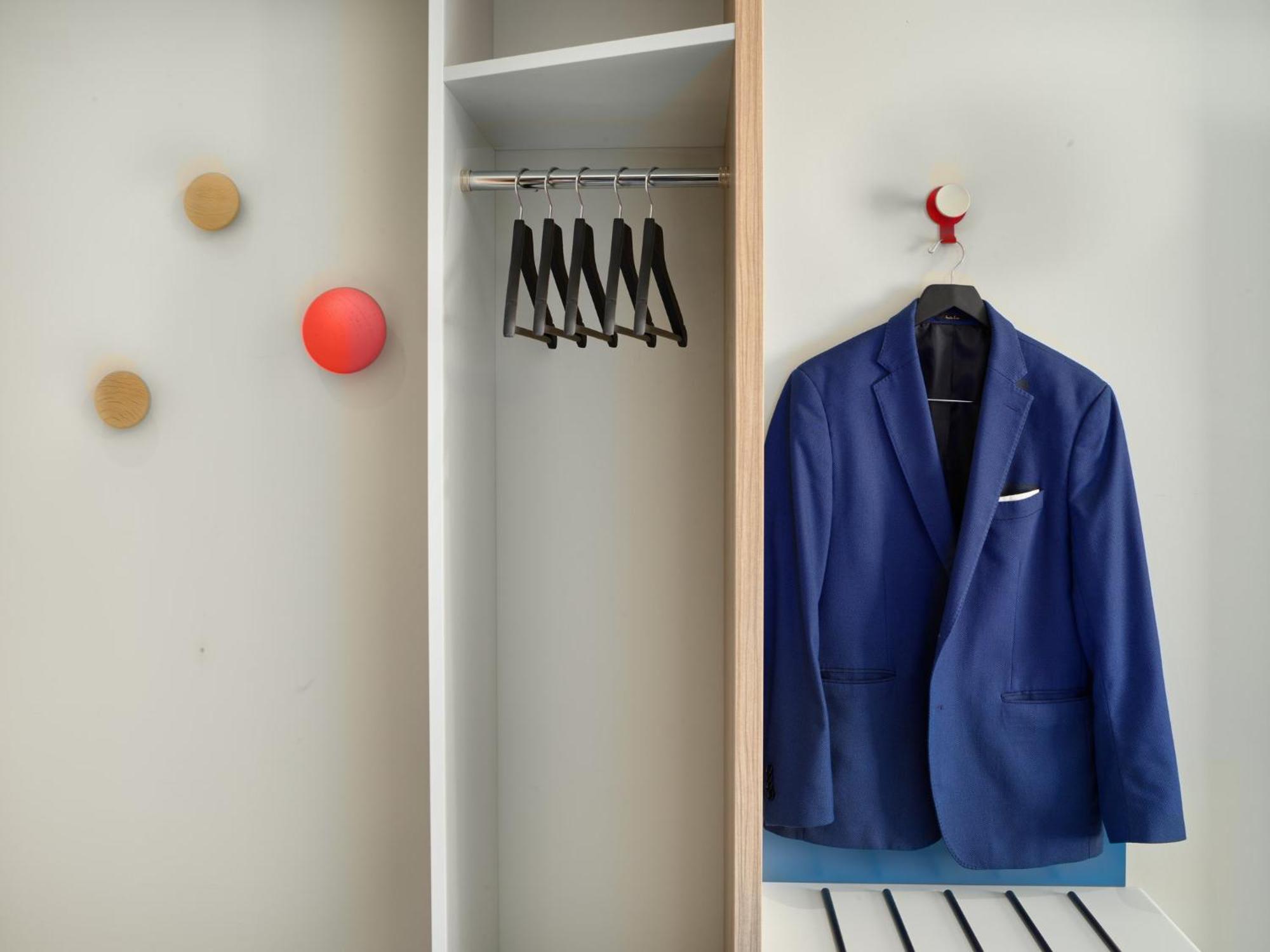 Holiday Inn Express Hasselt By Ihg Экстерьер фото