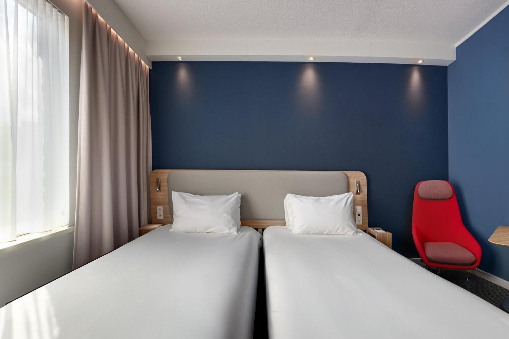 Holiday Inn Express Hasselt By Ihg Экстерьер фото