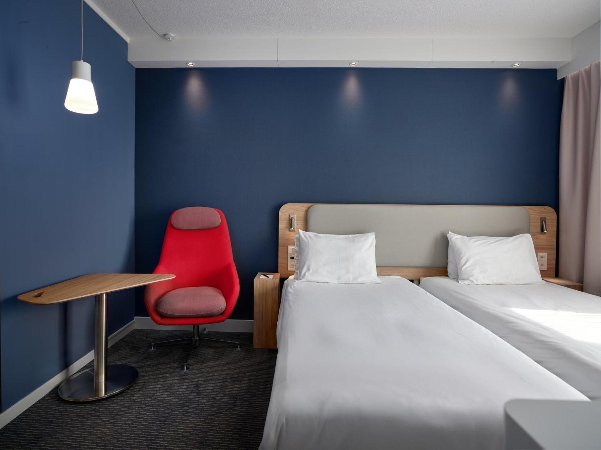 Holiday Inn Express Hasselt By Ihg Экстерьер фото