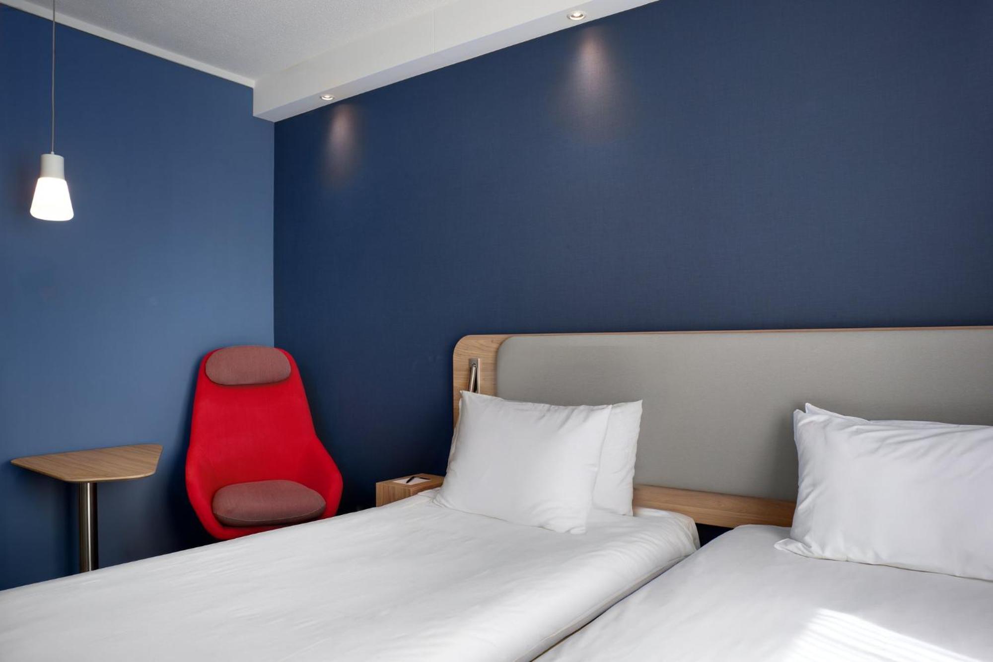 Holiday Inn Express Hasselt By Ihg Экстерьер фото